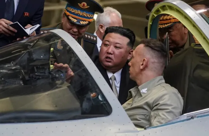 El ministro de Defensa ruso junto al lider norcoreano