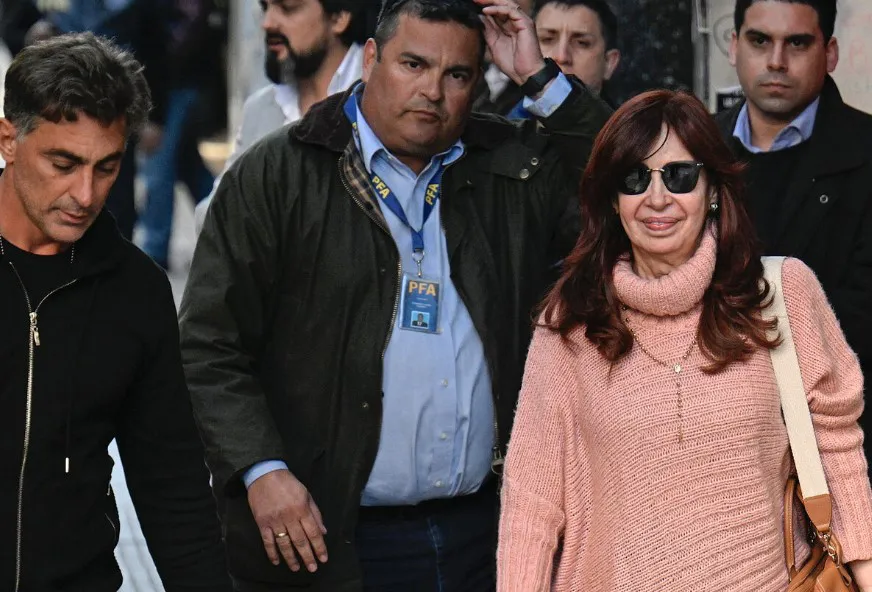 Cristina Kirchner junto a su custodia