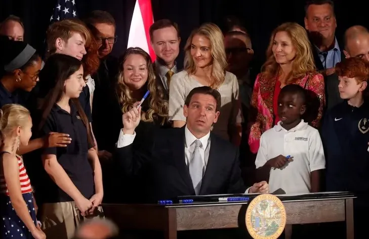 Ron DeSantis firmó ley que busca proteger a los niños
