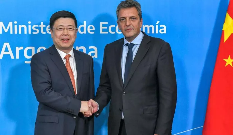 Sergio Massa junto al embajador chino