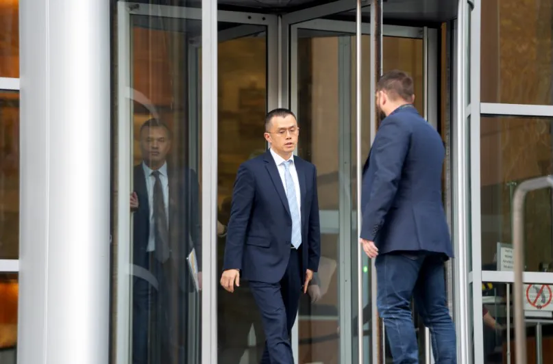 El empresario sale del juzgado junto a sus abogados