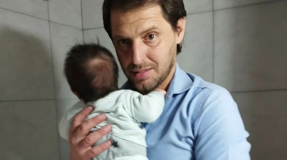 Mariano Barbieri junto a su bebe recíen nacido