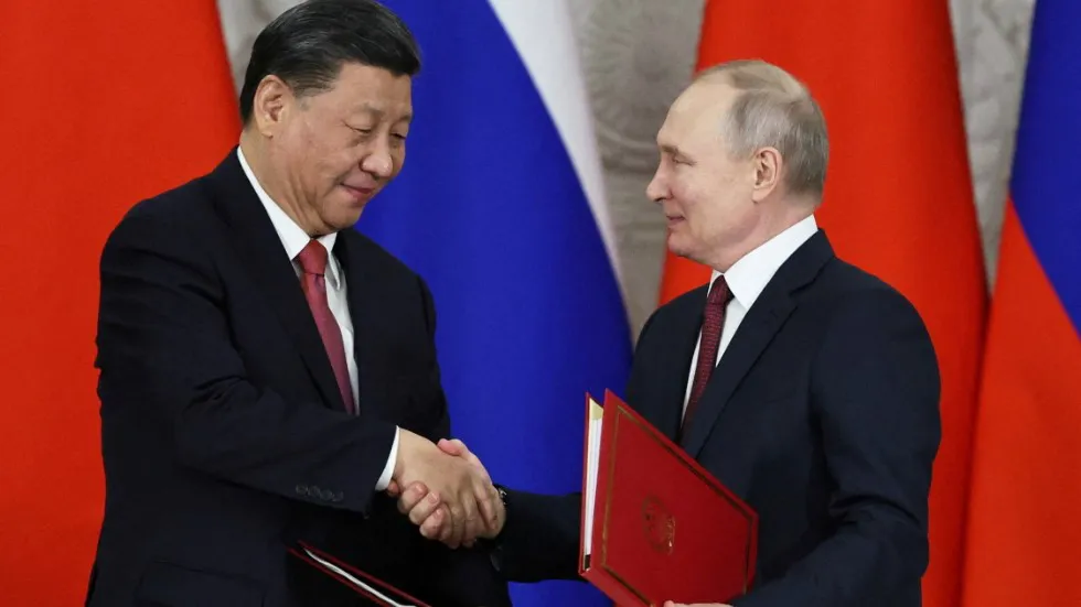 Xi Jinping junto a Putín
