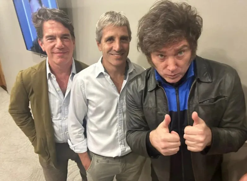 Caputo junto a Milei