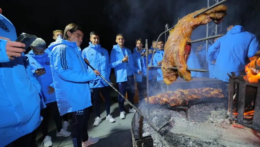 Luka Romero haciendo un asado