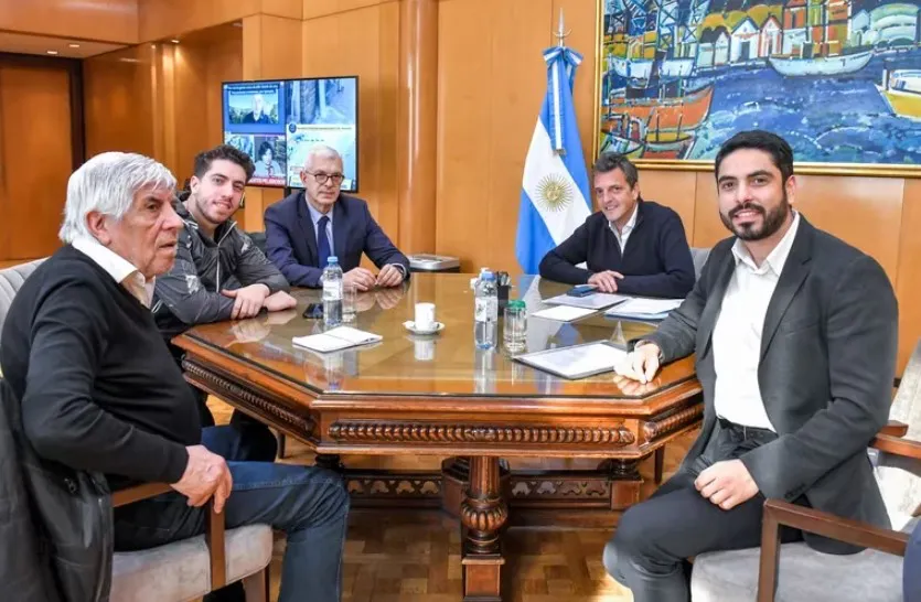 Sergio Massa junto al clan Moyano